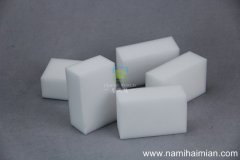 怎樣去除衛(wèi)生間鏡子上的頑固水漬？用納米海綿