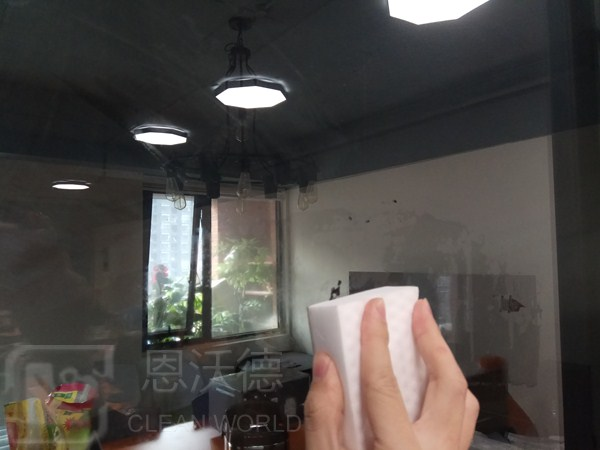 玻璃上的污漬怎用什么去除呢？玻璃上有水垢怎么辦？